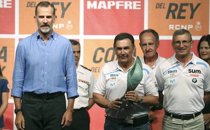 El rey Felipe VI junto a Pedro Campos durante la entrega de trofeos de la Copa Mapfre.