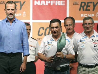 El rey Felipe VI junto a Pedro Campos durante la entrega de trofeos de la Copa Mapfre.