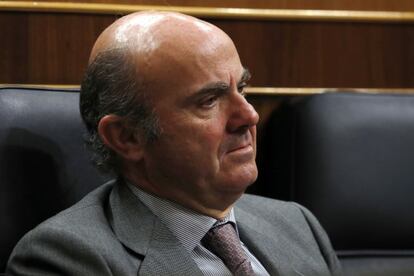 El ministro de Economía, Luis de Guindos, en un pleno del Congreso de los Diputados.