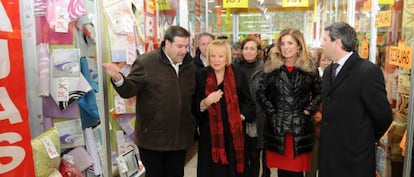 La alcaldesa de Madrid, Ana Botella, durante un paseo por Vic&aacute;lvaro.