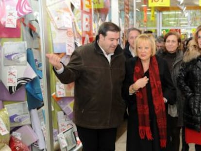 La alcaldesa de Madrid, Ana Botella, durante un paseo por Vic&aacute;lvaro.