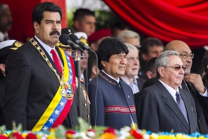 Nicolás Maduro acompanhado por Raúl Castro e Evo Morales.