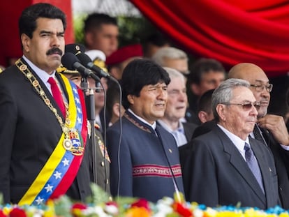 Nicolás Maduro acompanhado por Raúl Castro e Evo Morales.