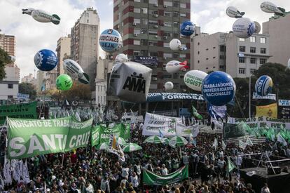 Marcha de las cinco centrales obreras argentinas contra el gobierno de Macri, el 29 Abril 2016.