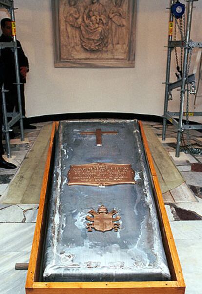 La foto facilitada por el Vaticano muestra el ataúd de zinc, dentro de un tercero de madera, antes de ser sepultado.