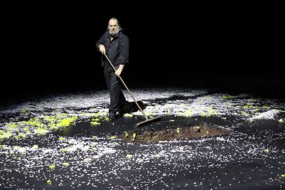 El Guardabosques (Wolfgang Koch) durante el monólogo final de la ópera, junto a la misma tumba en que se había iniciado.