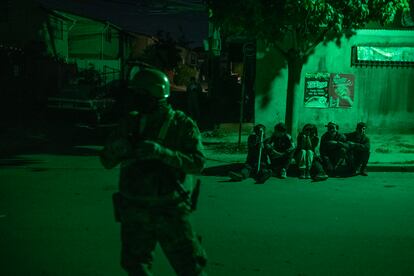 Un soldado de la infantería de Marina en la comuna de Quilpué, en Viña del Mar, el 5 de febrero.