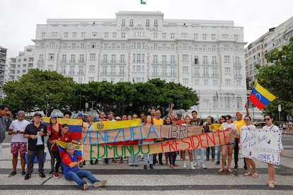 Ciudadanos venezolanos posan en una concentracin este jueves, frente a la playa de Copacabana, en Ro de Janeiro, Brasil.  