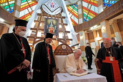 Francisco firma en el libro de visitas de la catedral católica siria de Nuestra Señora de la Salvación, en Badgad.