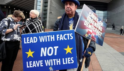 Activistas antibrexit protestando en las puertas del Parlamento Europeo