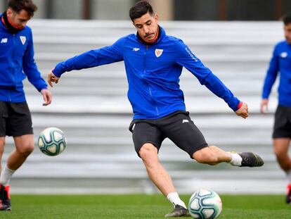 Yuri Berchiche, en un entrenamiento con el Athletic. / AS