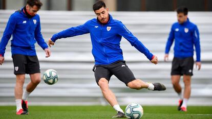 Yuri Berchiche, en un entrenamiento con el Athletic. / AS