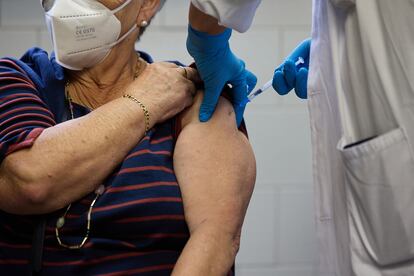 Un enfermero vacunaba a mediados de octubre a una mujer en un centro de salud de Madrid.