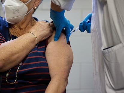 Un enfermero vacunaba a mediados de octubre a una mujer en un centro de salud de Madrid.