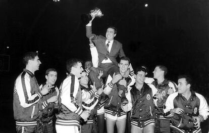 Pedro Ferrándiz, a hombros de los jugadores del Real Madrid celebrando un título.