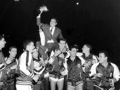 Pedro Ferrándiz, a hombros de los jugadores del Real Madrid celebrando un título.