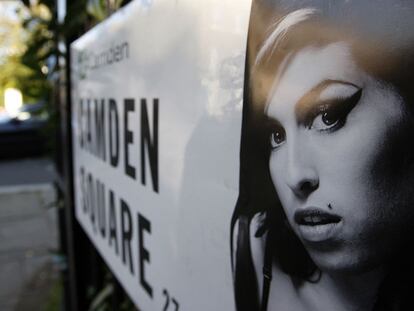 Las placas de las calles cercanas a la casa de Amy Winehouse, convertidas en tributos a la cantante.