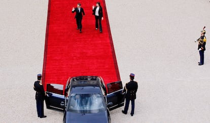 El presidente saliente de Francia, Nicolas Sarkozy y a su mujer, Carla Bruni, abandonan el Palacio del Elíseo.
