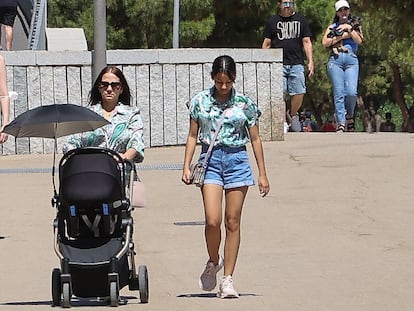 Dos mujeres pasean con un cochecito de bebé por Madrid Río, este miércoles.