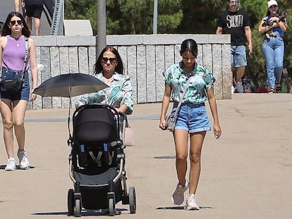 Dos mujeres pasean con un cochecito de bebé por Madrid Río, este miércoles.