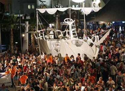 Miles de espectadores asistieron anoche a la inauguración de la Volvo Ocean Race, en el puerto de Alicante.