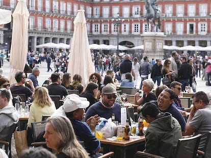 Las terrazas de los bares de la plaza Mayor de Madrid llenos de gente, consumiendo cerveza y disfrutando del buen tiempo, que atrae a visitantes y turistas.