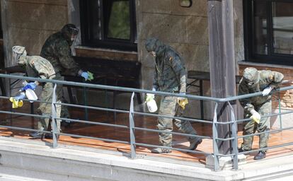 Militares de la Brilat desinfectan una residencia de mayores, en Lalín ( Pontevedra).