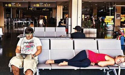 Wally López esperando en el aeropuerto de Ibiza para volar hacia Alicante.