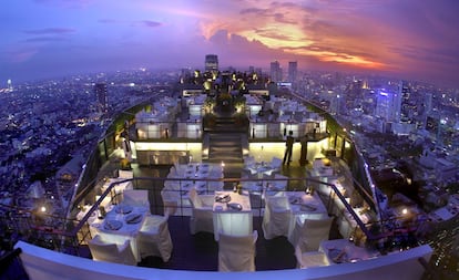 En el piso 61 del hotel Banyan Tree de Bangkok se puede cenar y tomar una copa en el cielo de la capital tailandesa. El bar abre todos los das de 17.00 a 1.00, siempre que la climatologa lo permita. Una de sus propuestas es la carta de ccteles: Vertigo Sunset, con zumos de pi?a y arndanos. El bar est abierto a no huspedes.