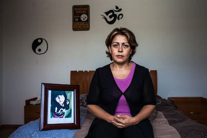 Retrato de María Eugenia junto a la foto de su hija Diana Angélica, desaparecida a los 14 años, en su habitación. Ella vive por el momento en la casa de una amiga. Tuvo que dejar su barrio porque fue amenaza por sus intensas investigaciones. Tiene miedo que le pase algo a su hijo de 19 años.