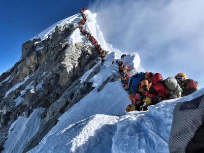 Alpinistas esperam sua vez para chegar ao cume do Everest, no dia 22 de maio.