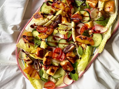 Ensalada de queso halloumi y nectarinas