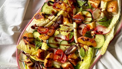 Ensalada de queso halloumi y nectarinas
