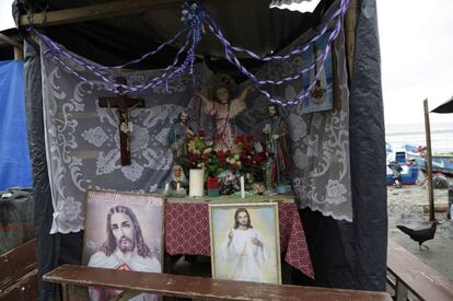 Altar improvisado con las imágenes de una iglesia destruica,en el pueblo pesquero de La Chorrera (Ecuador), el 14 de mayo de 2016.