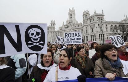 Manifestación en Madrid en defensa de la sanidad pública. Los convocantes tienen previsto guardar un minuto de silencio "en señal de luto por la muerte de la sanidad pública" y leer un manifiesto en defensa de una sanidad universal, gratuita y de calidad.