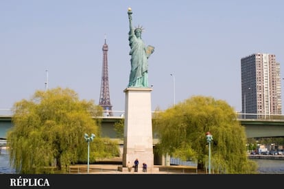 No hay una sino tres Estatuas de la Libertad en París, después de que Francia construyera la original y se la regalara a Estados Unidos como símbolo de amistad. Hay una pequeña en los jardines de Luxemburgo, de 1870, que fue un primer modelo para la monumental escultura que se eleva en Liberty Island, junto a Nueva York; hay otra en la isla de los Cisnes (en la foto), en el río Sena, muy cerca de la Torre Eiffel, donada por la comunidad parisina residente en Estados Unidos a su ciudad de origen e inaugurada en 1889. Una tercera puede verse en el Musée des Arts et Métiers.