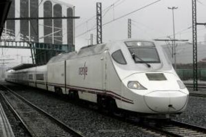 En la imagen, un tren hbrido Alvia. EFE/Archivo