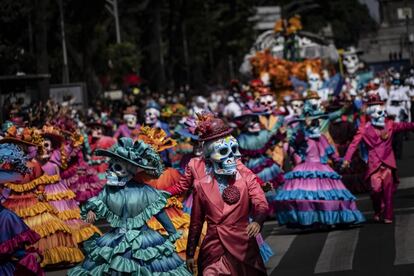 En la marcha participaron bailarines, músicos y acróbatas.