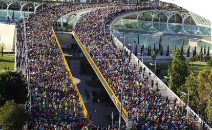 Los corredores, a su paso por el puente de la Ciudad de las Artes y las Ciencias.