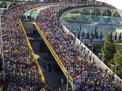 Los corredores, a su paso por el puente de la Ciudad de las Artes y las Ciencias.