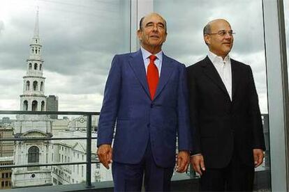 Emilio Botín, presidente del Santander, junto a Luqman Arnold, ex consejero delegado del Abbey, en julio de 2004.