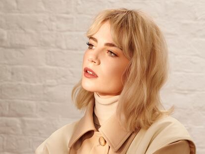 La actriz Lucy Boynton vestida de Chloé.