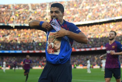 Luis Suárez celebra su gol de penalti.