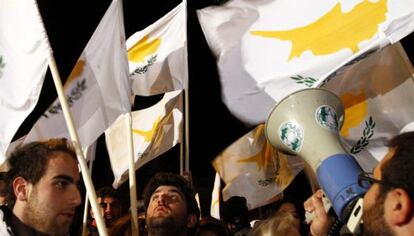 Manifestaci&oacute;n frente al Parlamento de Chipre, en Nicosia.