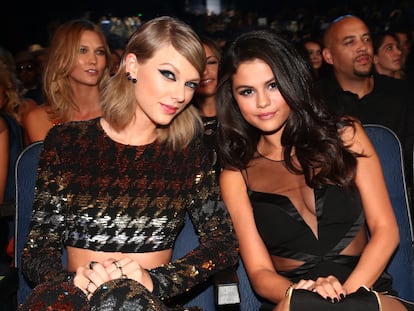 Taylor Swift y Selena Gomez en los MTV Video Music Awards de 2015.