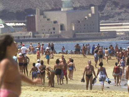 Turistas en la playa de Las Canteras (Gran Canaria)