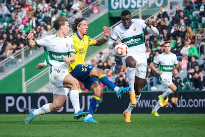 El delantero de Las Palmas Fabio Silva (2i) lucha por el balón con el defensa del Elche Bambo Diaby (d) durante el partido de dieciseisavos de la Copa del Rey este domingo.