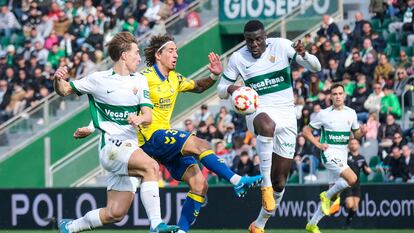 El delantero de Las Palmas Fabio Silva (2i) lucha por el balón con el defensa del Elche Bambo Diaby (d) durante el partido de dieciseisavos de la Copa del Rey este domingo.