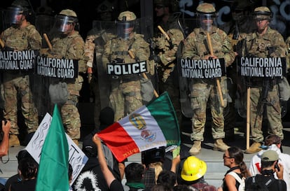 Miembros de la Guardia Nacional protegen un edificio durante las protestas en Los Ángeles, este lunes. 