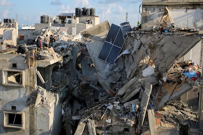 Palestinos inspecionam uma casa destruída por um ataque israelense, na terça-feira, em Rafah. 
